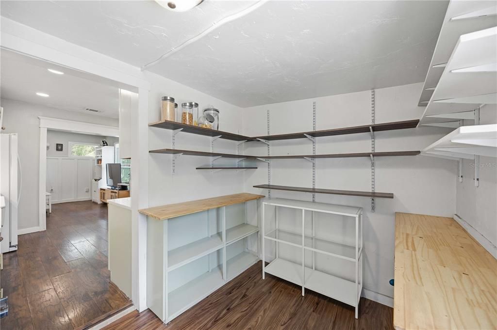 Active With Contract: $260,000 (2 beds, 1 baths, 882 Square Feet)