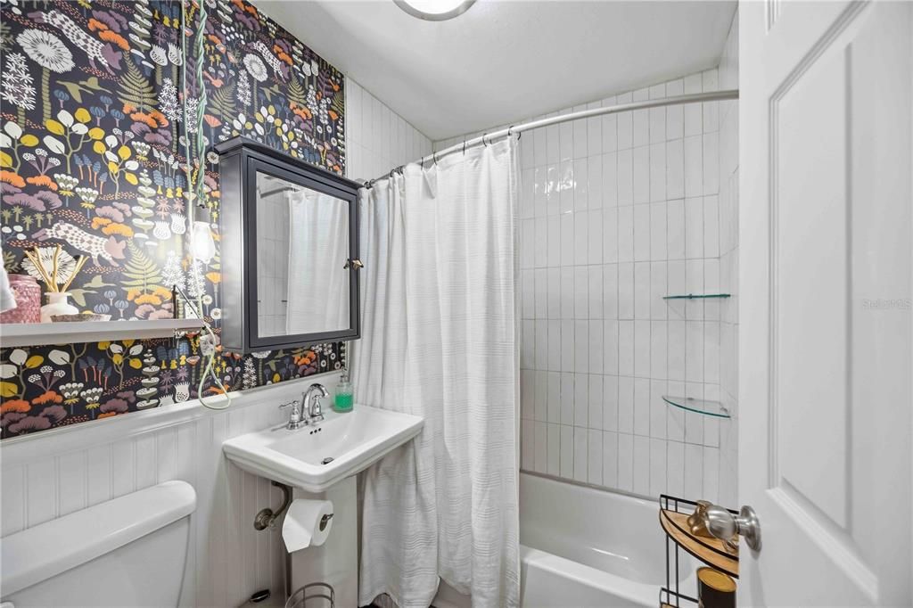 Active With Contract: $260,000 (2 beds, 1 baths, 882 Square Feet)