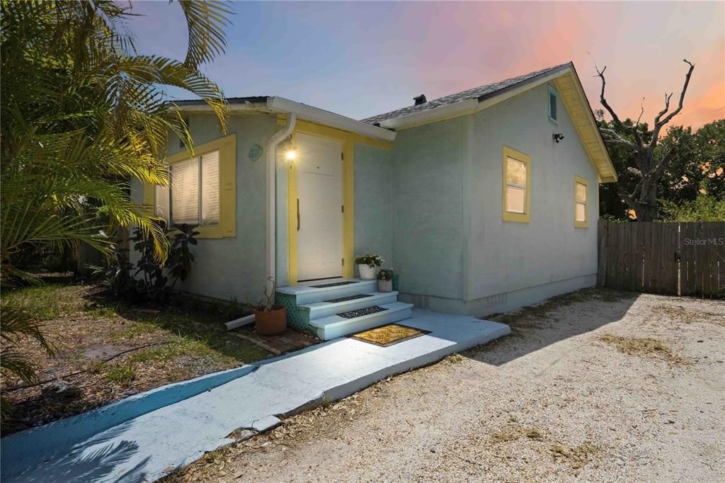 Active With Contract: $260,000 (2 beds, 1 baths, 882 Square Feet)