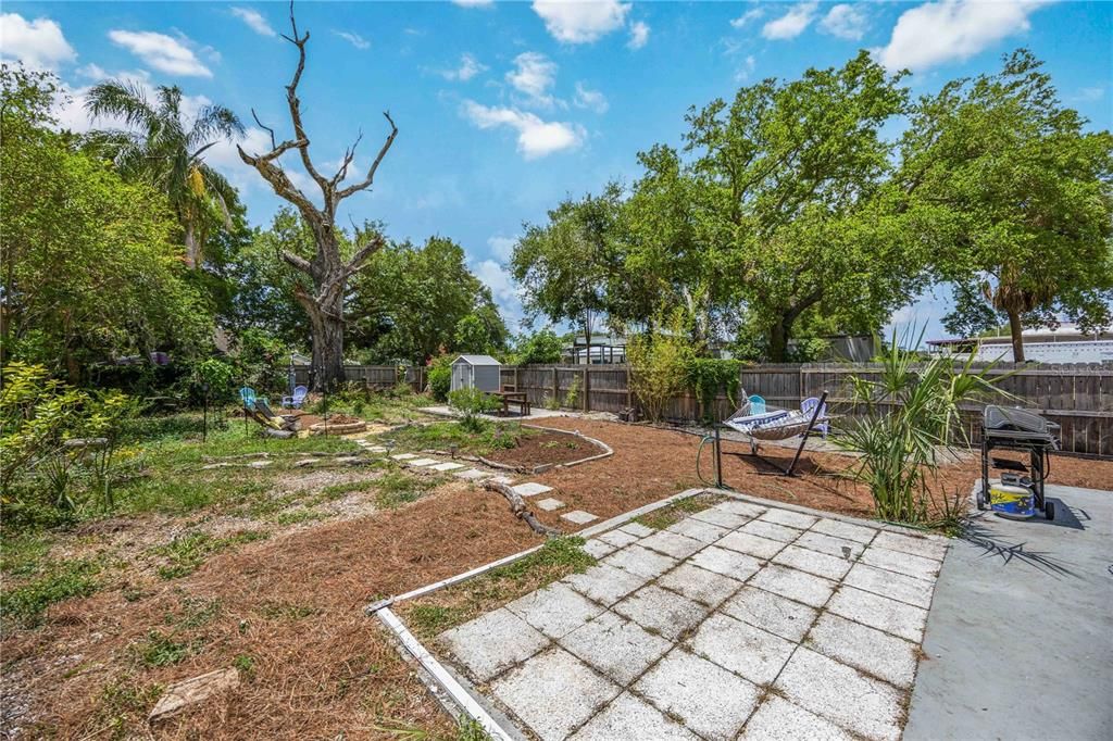 Active With Contract: $260,000 (2 beds, 1 baths, 882 Square Feet)