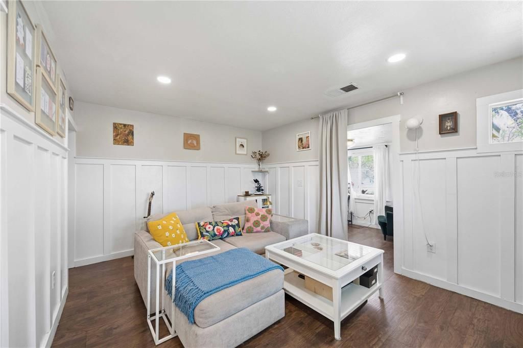 Active With Contract: $260,000 (2 beds, 1 baths, 882 Square Feet)