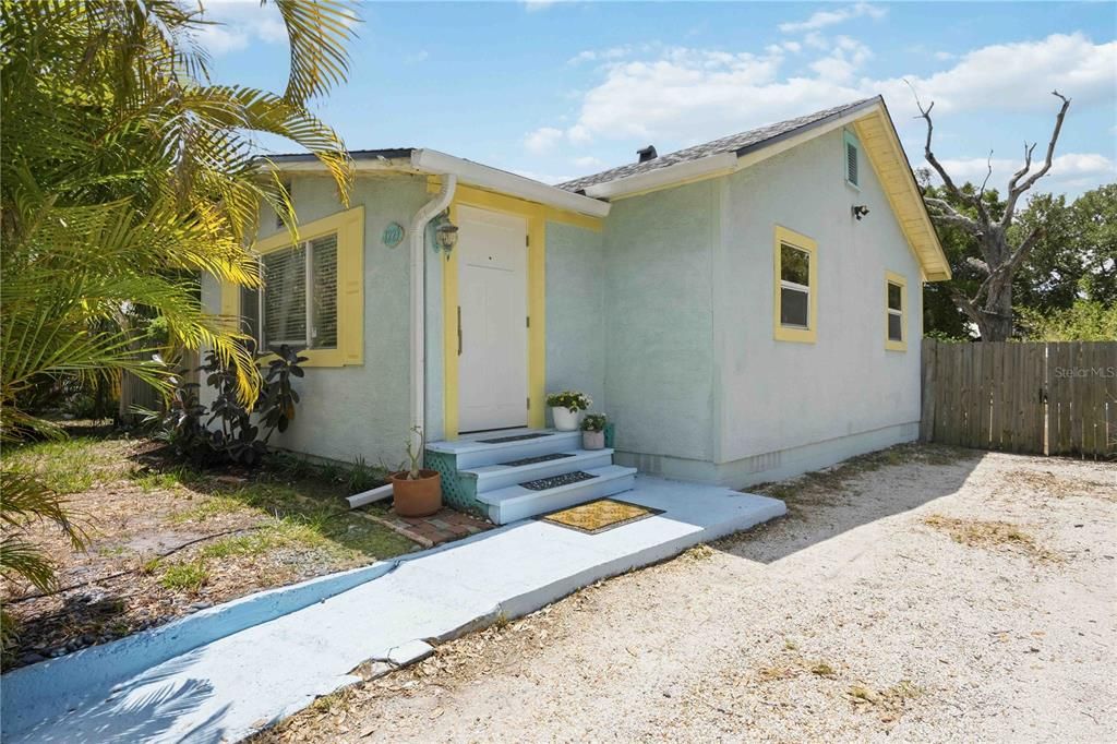Active With Contract: $260,000 (2 beds, 1 baths, 882 Square Feet)