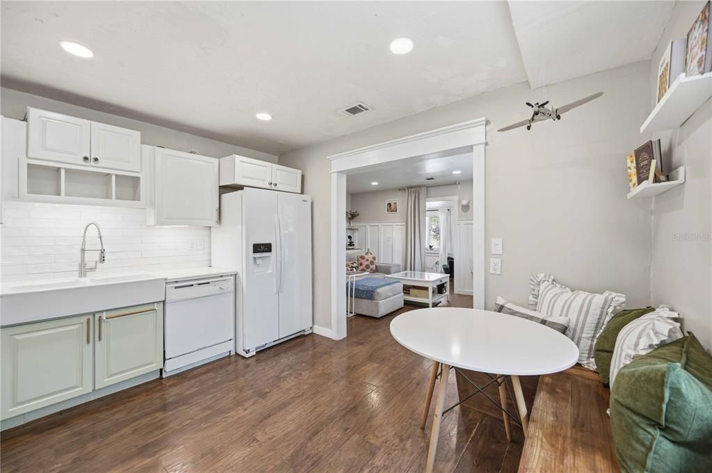 Active With Contract: $260,000 (2 beds, 1 baths, 882 Square Feet)