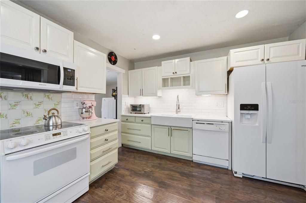 Active With Contract: $260,000 (2 beds, 1 baths, 882 Square Feet)