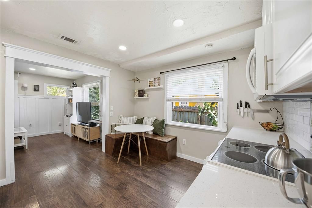 Active With Contract: $260,000 (2 beds, 1 baths, 882 Square Feet)