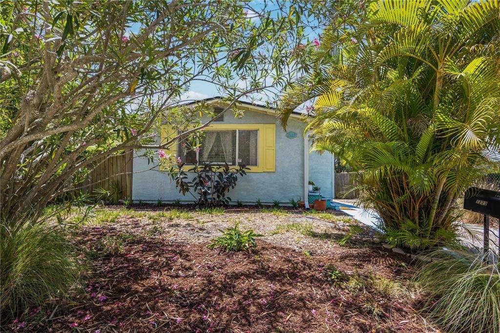 Active With Contract: $260,000 (2 beds, 1 baths, 882 Square Feet)