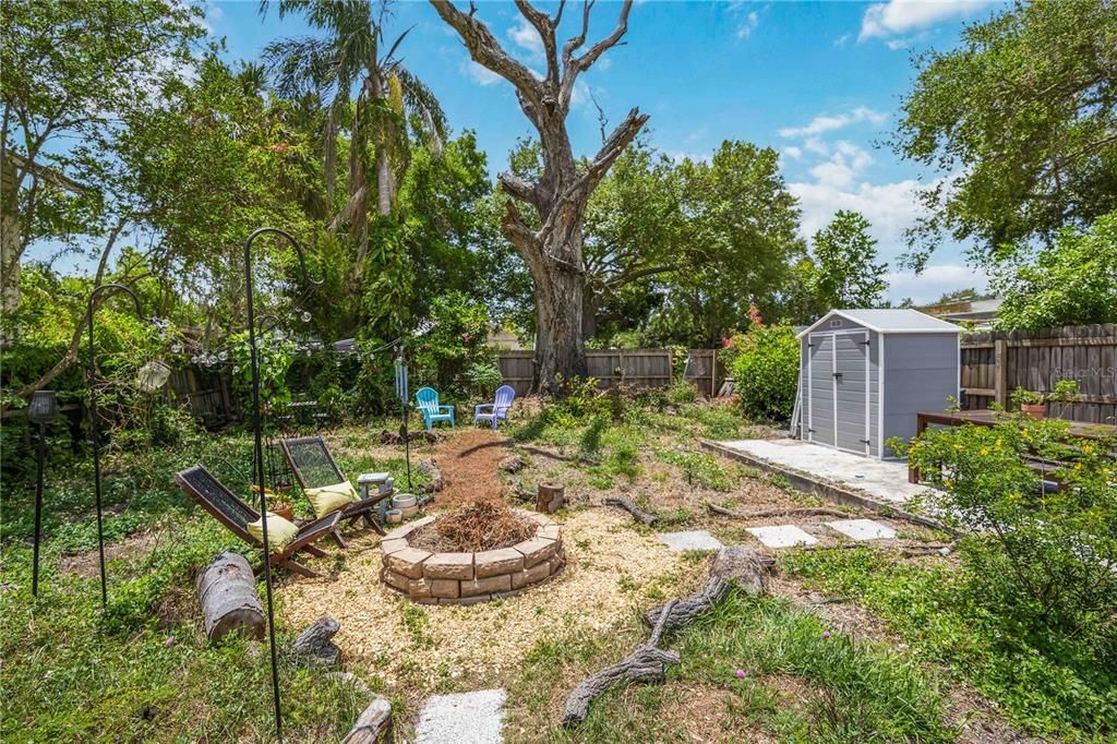 Active With Contract: $260,000 (2 beds, 1 baths, 882 Square Feet)