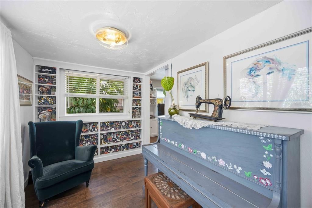 Active With Contract: $260,000 (2 beds, 1 baths, 882 Square Feet)