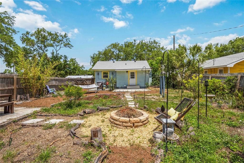 Active With Contract: $260,000 (2 beds, 1 baths, 882 Square Feet)