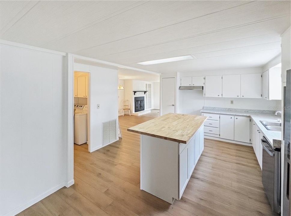 На продажу: $159,900 (2 спален, 2 ванн, 1248 Квадратных фут)