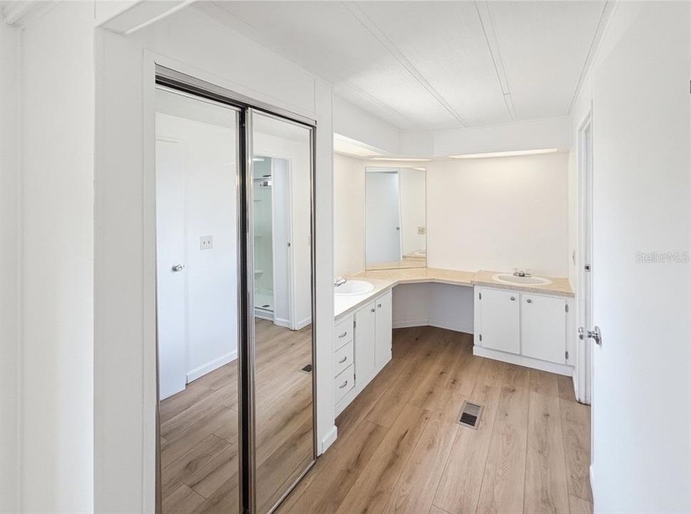 На продажу: $159,900 (2 спален, 2 ванн, 1248 Квадратных фут)