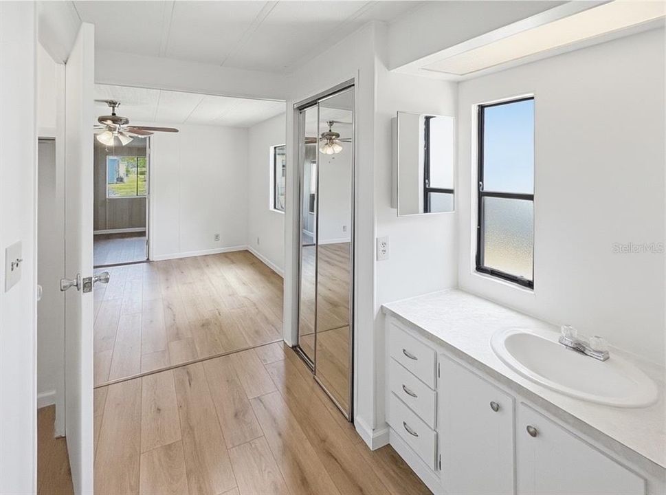 На продажу: $159,900 (2 спален, 2 ванн, 1248 Квадратных фут)