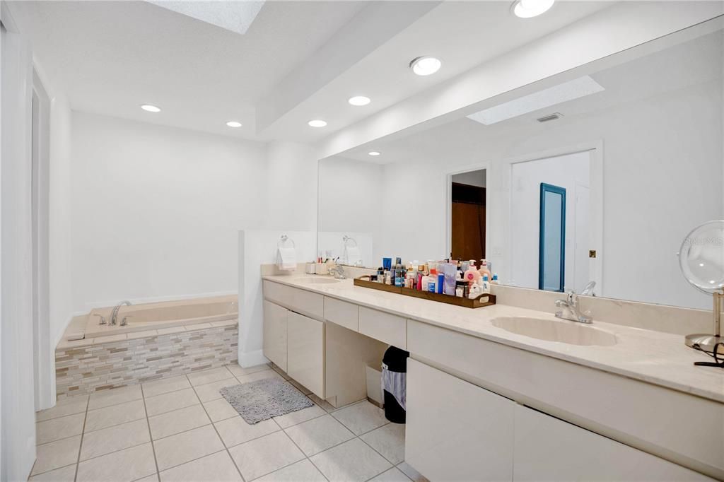 En Venta: $649,900 (4 camas, 2 baños, 2226 Pies cuadrados)