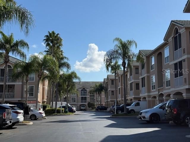 Active With Contract: $1,950 (1 beds, 1 baths, 964 Square Feet)
