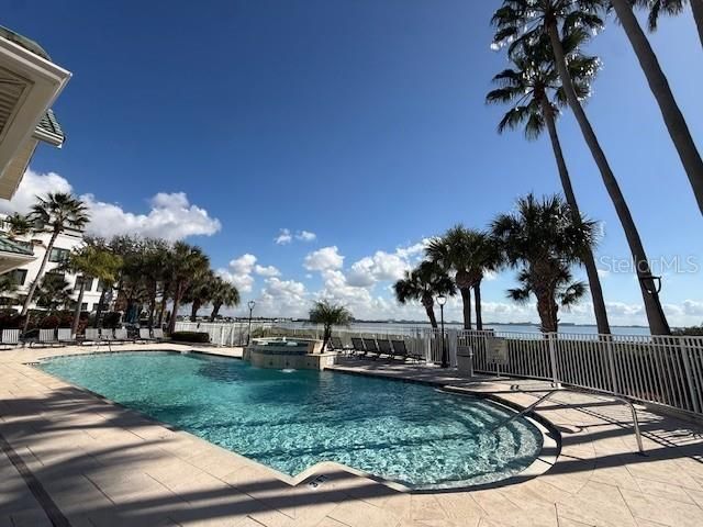Active With Contract: $1,950 (1 beds, 1 baths, 964 Square Feet)