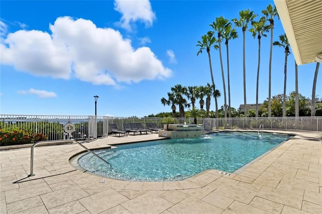 Active With Contract: $1,950 (1 beds, 1 baths, 964 Square Feet)