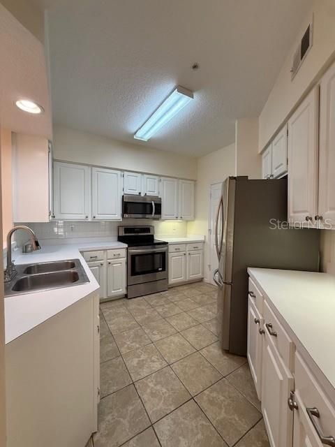 Active With Contract: $1,950 (1 beds, 1 baths, 964 Square Feet)