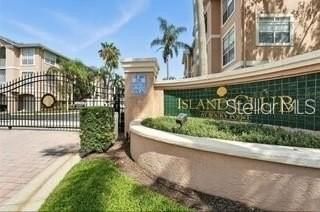 Active With Contract: $1,950 (1 beds, 1 baths, 964 Square Feet)