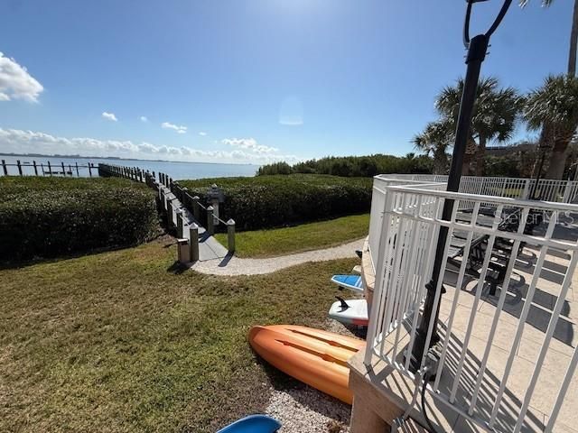 Active With Contract: $1,950 (1 beds, 1 baths, 964 Square Feet)
