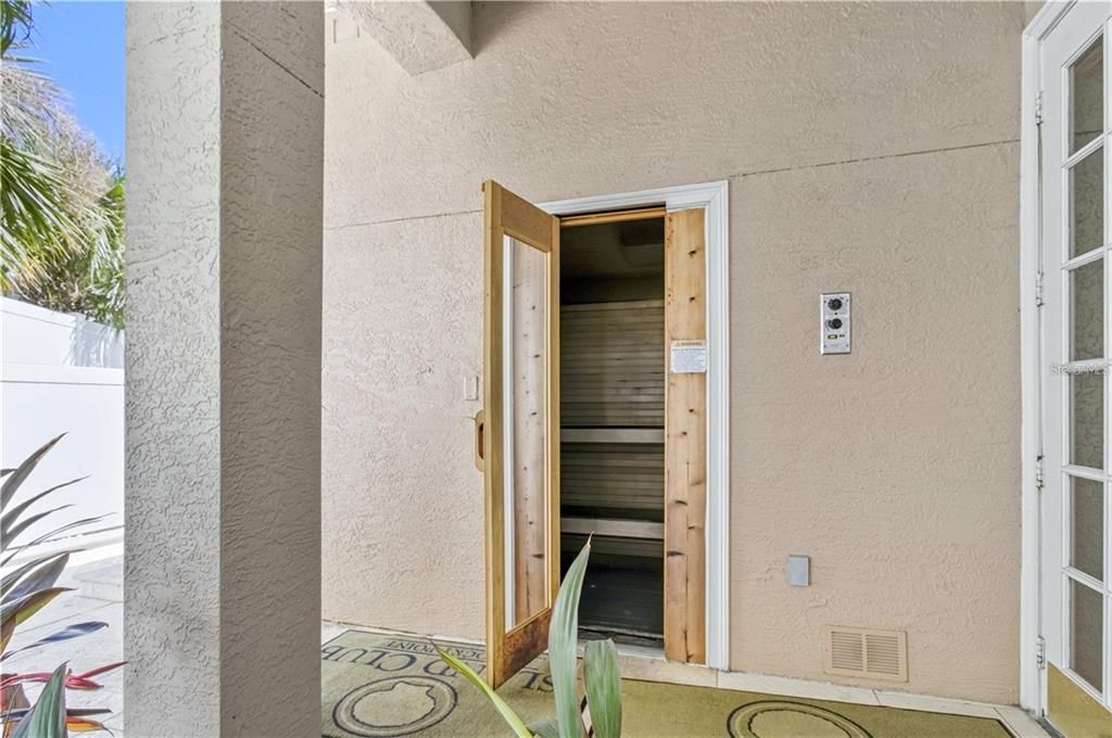 Active With Contract: $1,950 (1 beds, 1 baths, 964 Square Feet)