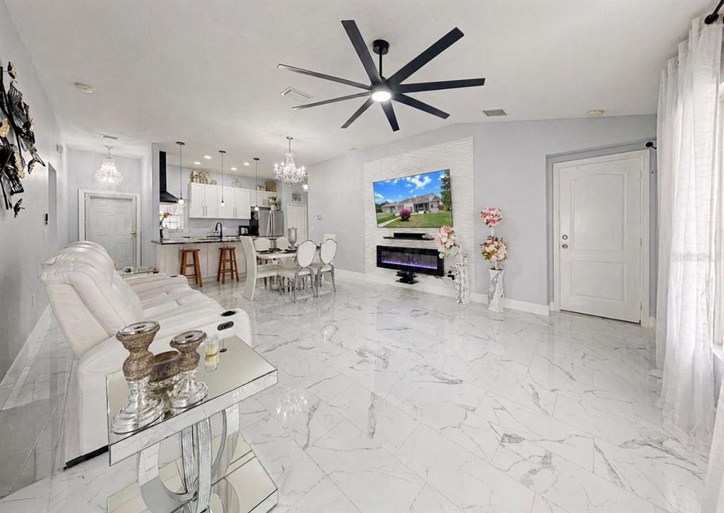 Activo con contrato: $315,000 (3 camas, 2 baños, 1373 Pies cuadrados)