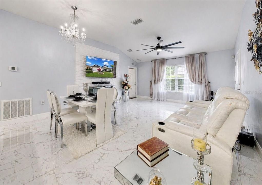 Activo con contrato: $315,000 (3 camas, 2 baños, 1373 Pies cuadrados)