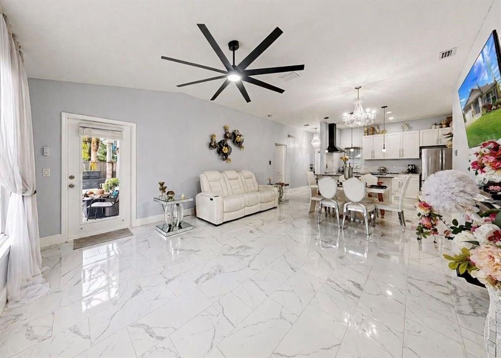 Activo con contrato: $315,000 (3 camas, 2 baños, 1373 Pies cuadrados)