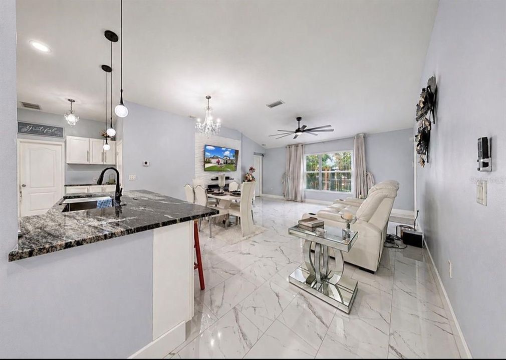 Activo con contrato: $315,000 (3 camas, 2 baños, 1373 Pies cuadrados)