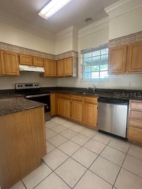 Active With Contract: $1,575 (2 beds, 2 baths, 1000 Square Feet)