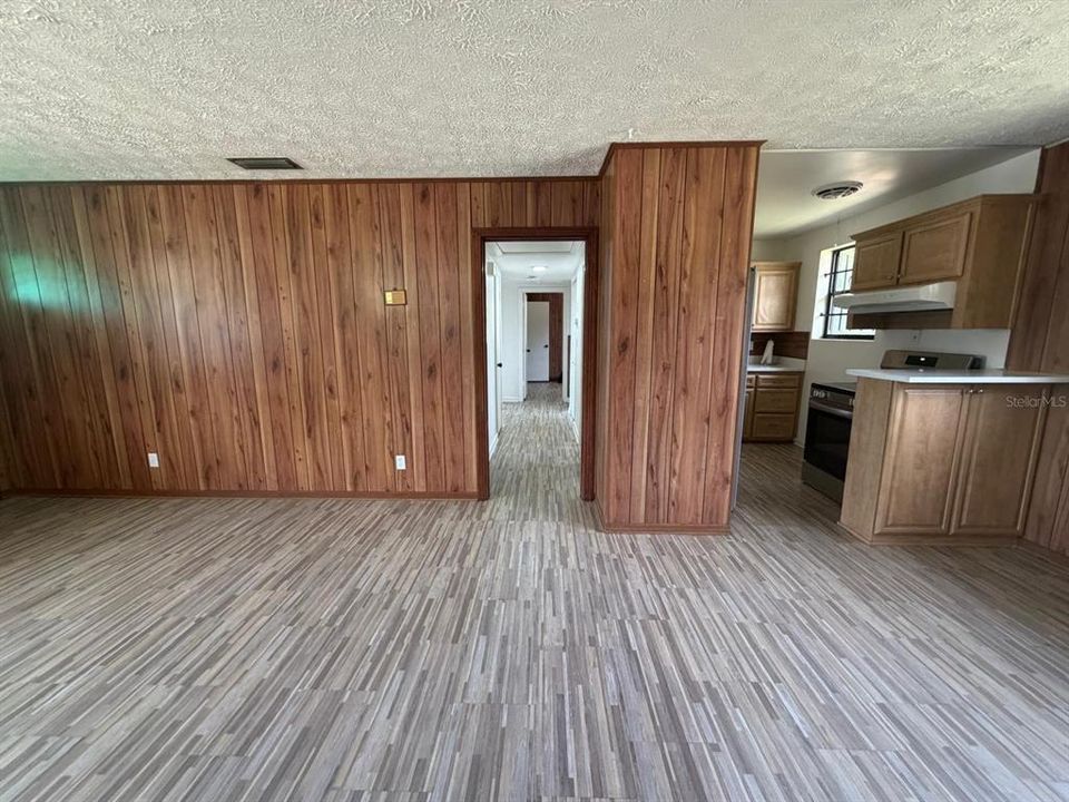 For Sale: $204,500 (3 beds, 1 baths, 1040 Square Feet)