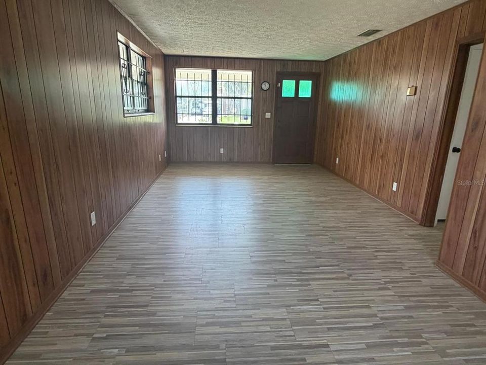 For Sale: $204,500 (3 beds, 1 baths, 1040 Square Feet)