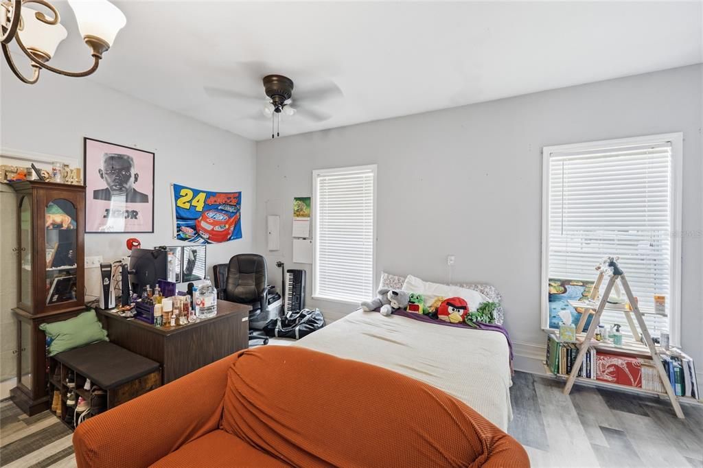 En Venta: $399,000 (4 camas, 3 baños, 2213 Pies cuadrados)