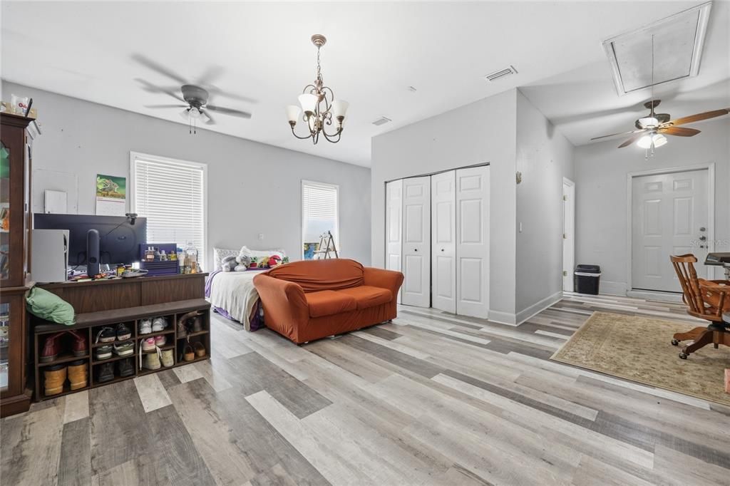 En Venta: $399,000 (4 camas, 3 baños, 2213 Pies cuadrados)