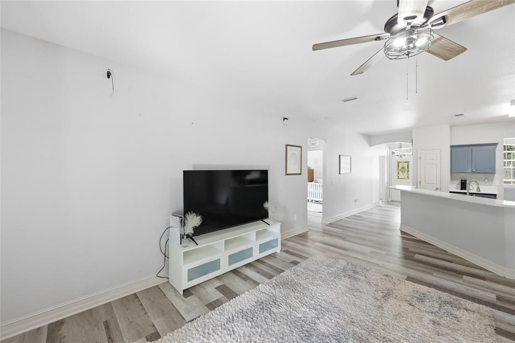 En Venta: $399,000 (4 camas, 3 baños, 2213 Pies cuadrados)