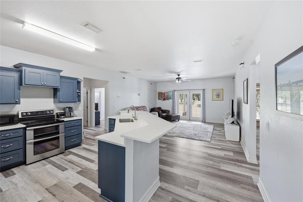 En Venta: $399,000 (4 camas, 3 baños, 2213 Pies cuadrados)