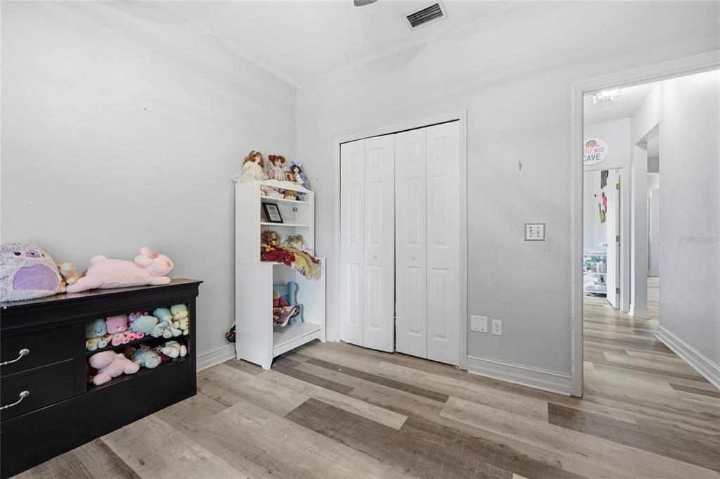En Venta: $399,000 (4 camas, 3 baños, 2213 Pies cuadrados)