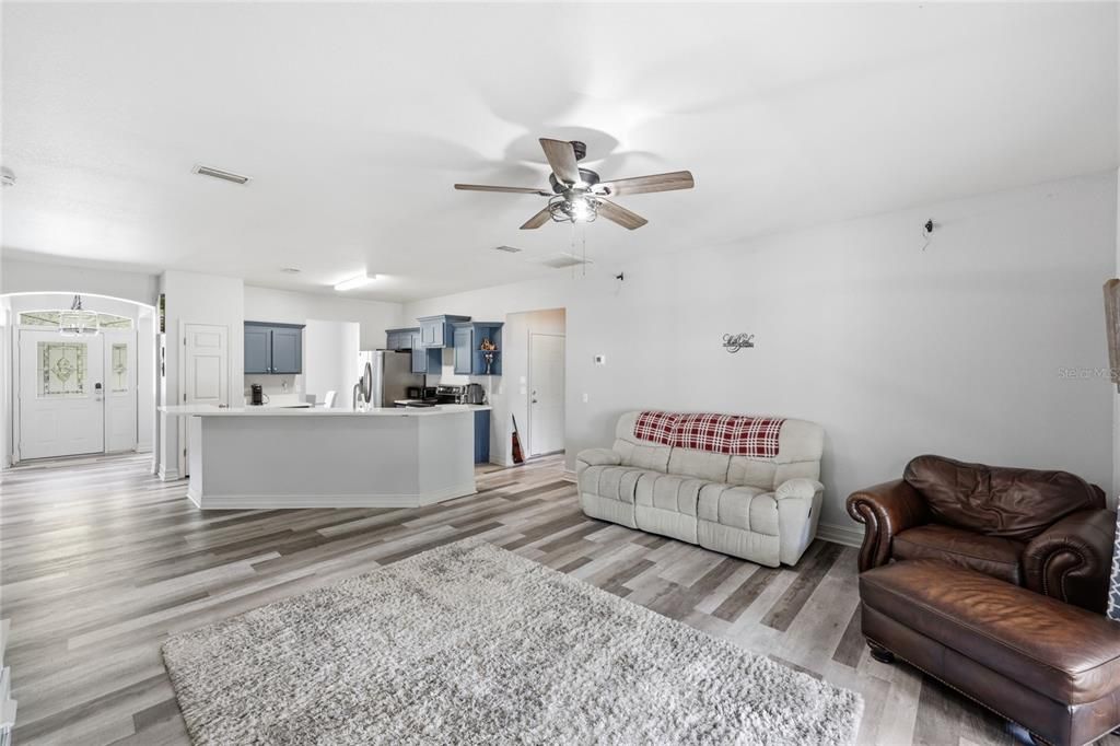 En Venta: $399,000 (4 camas, 3 baños, 2213 Pies cuadrados)