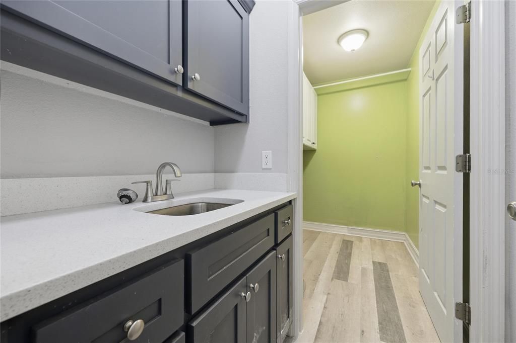 En Venta: $399,000 (4 camas, 3 baños, 2213 Pies cuadrados)