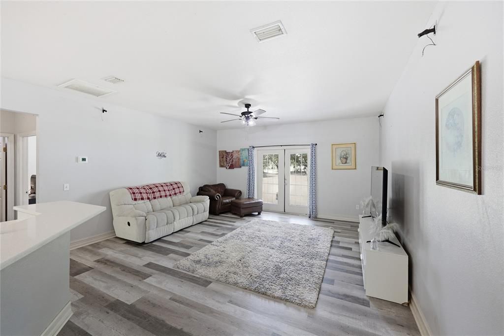 En Venta: $399,000 (4 camas, 3 baños, 2213 Pies cuadrados)