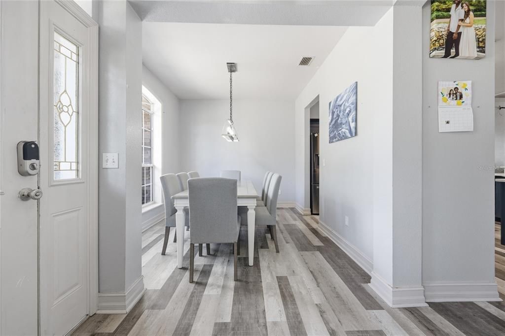 En Venta: $399,000 (4 camas, 3 baños, 2213 Pies cuadrados)