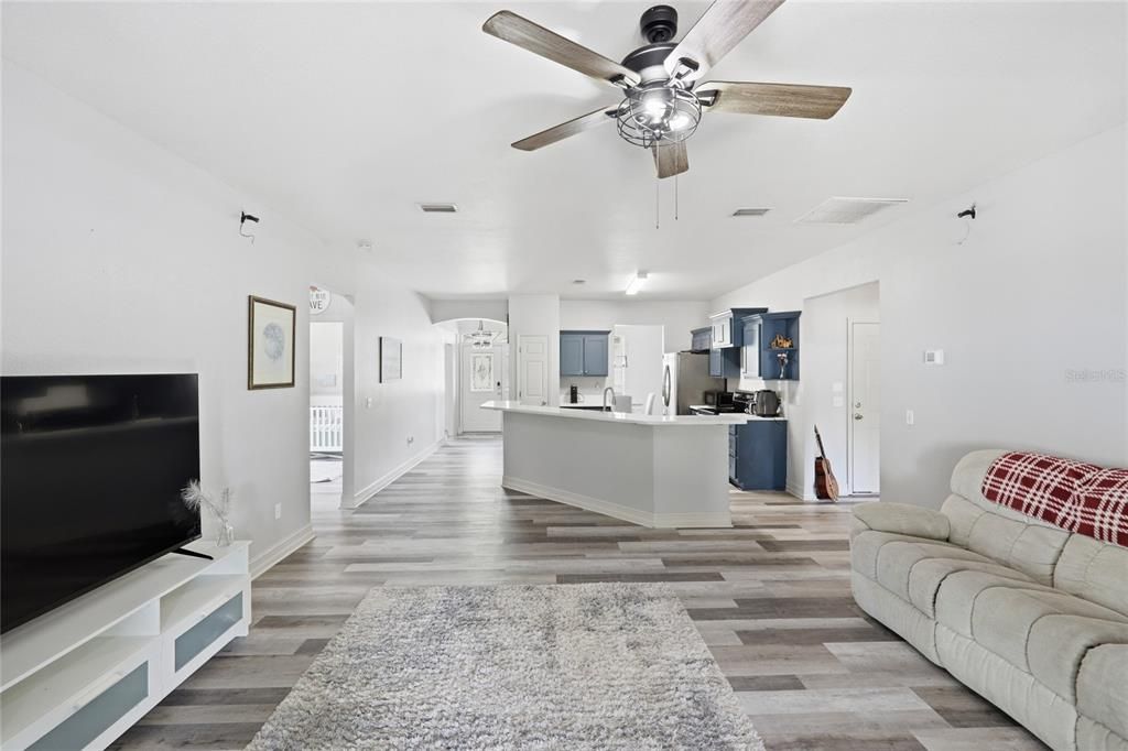 En Venta: $399,000 (4 camas, 3 baños, 2213 Pies cuadrados)