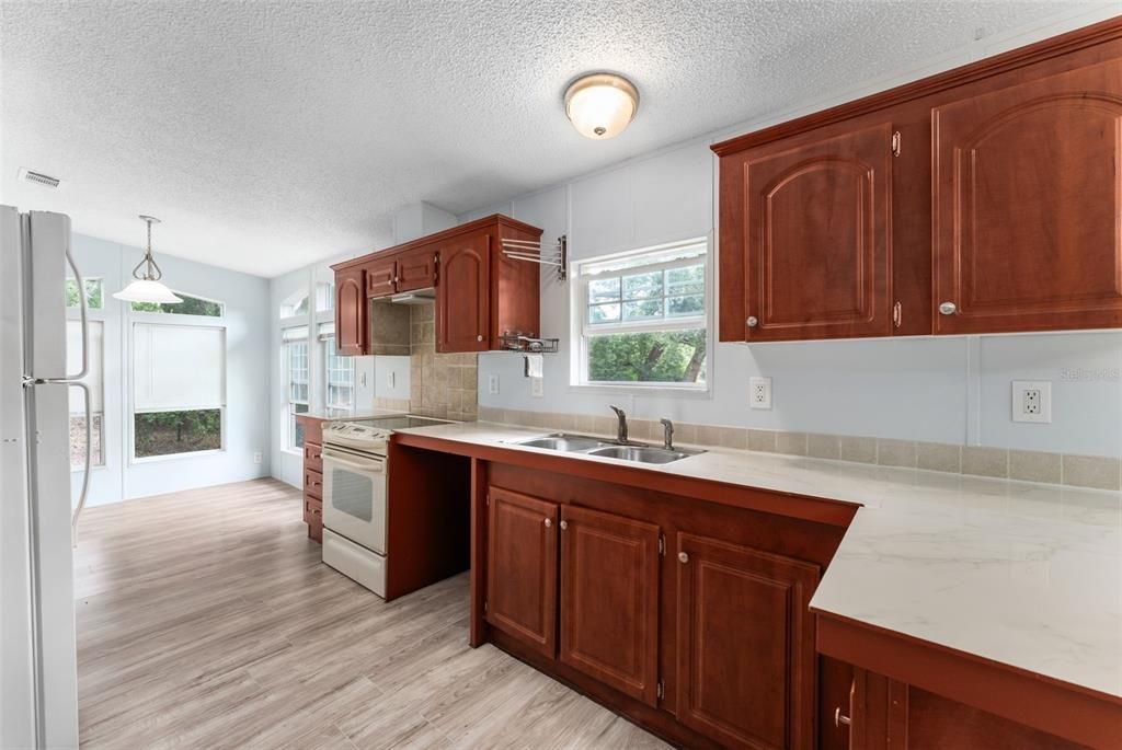 For Sale: $199,000 (3 beds, 2 baths, 1296 Square Feet)