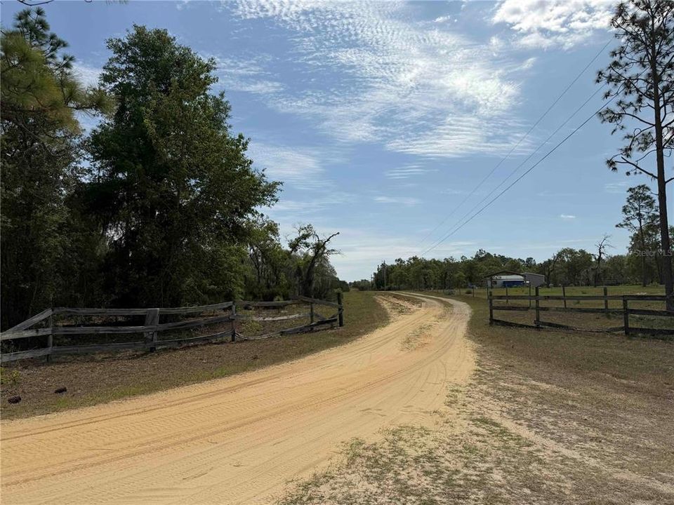 На продажу: $325,000 (20.01 acres)