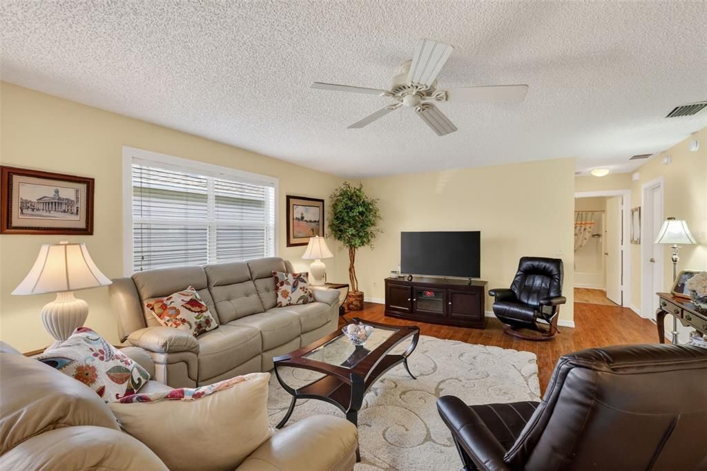 Active With Contract: $229,900 (2 beds, 2 baths, 1202 Square Feet)