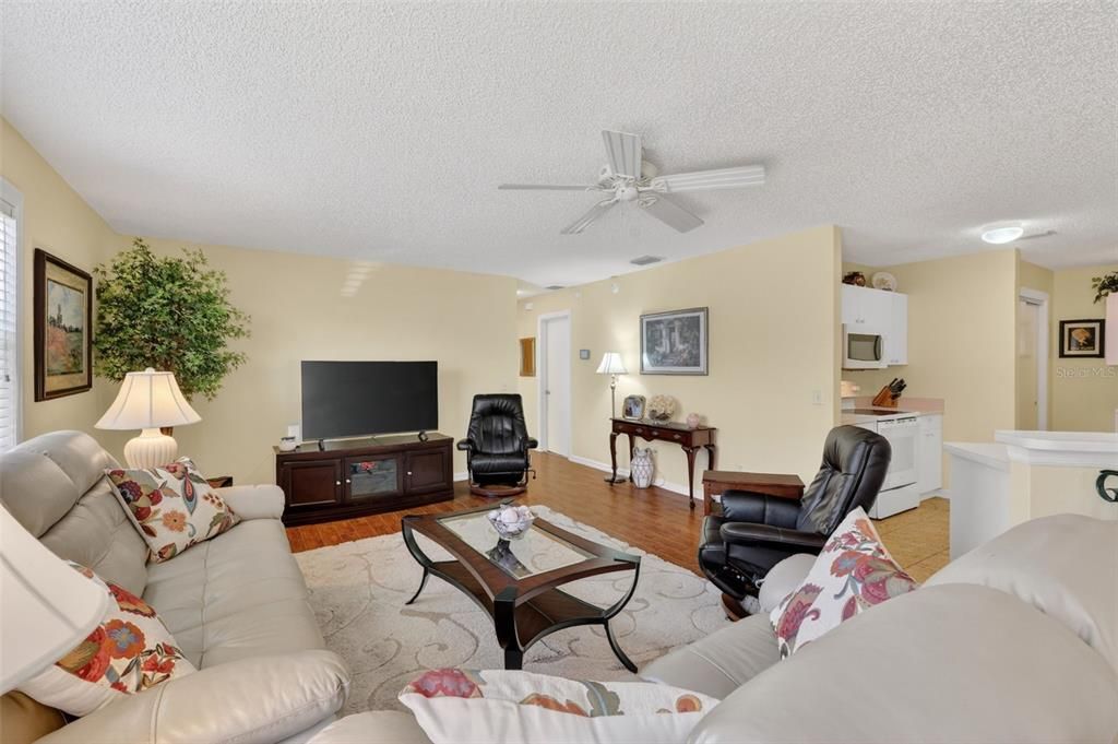 Active With Contract: $229,900 (2 beds, 2 baths, 1202 Square Feet)