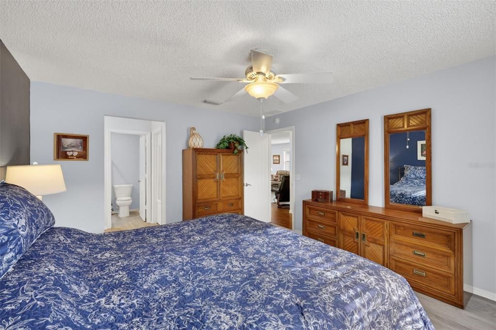 Active With Contract: $229,900 (2 beds, 2 baths, 1202 Square Feet)