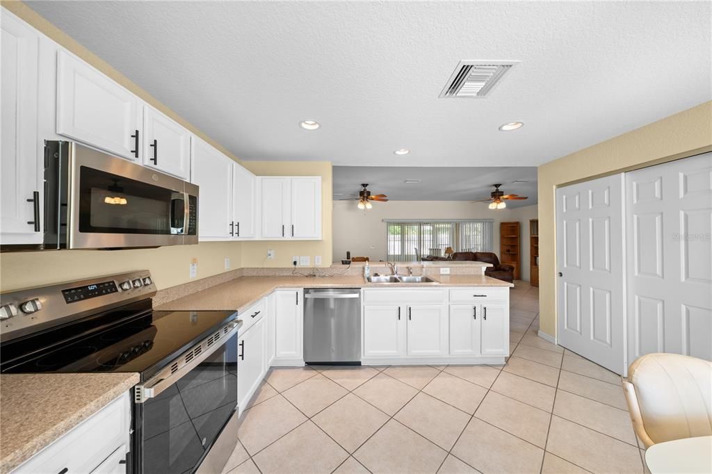 Active With Contract: $239,990 (2 beds, 2 baths, 1488 Square Feet)