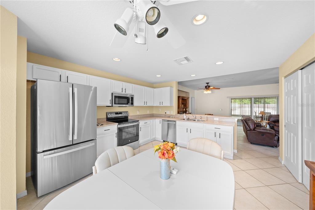 Active With Contract: $239,990 (2 beds, 2 baths, 1488 Square Feet)