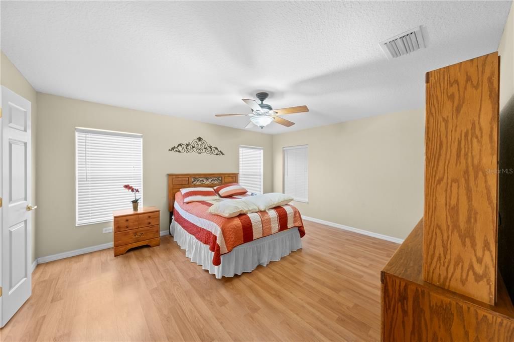 Active With Contract: $239,990 (2 beds, 2 baths, 1488 Square Feet)