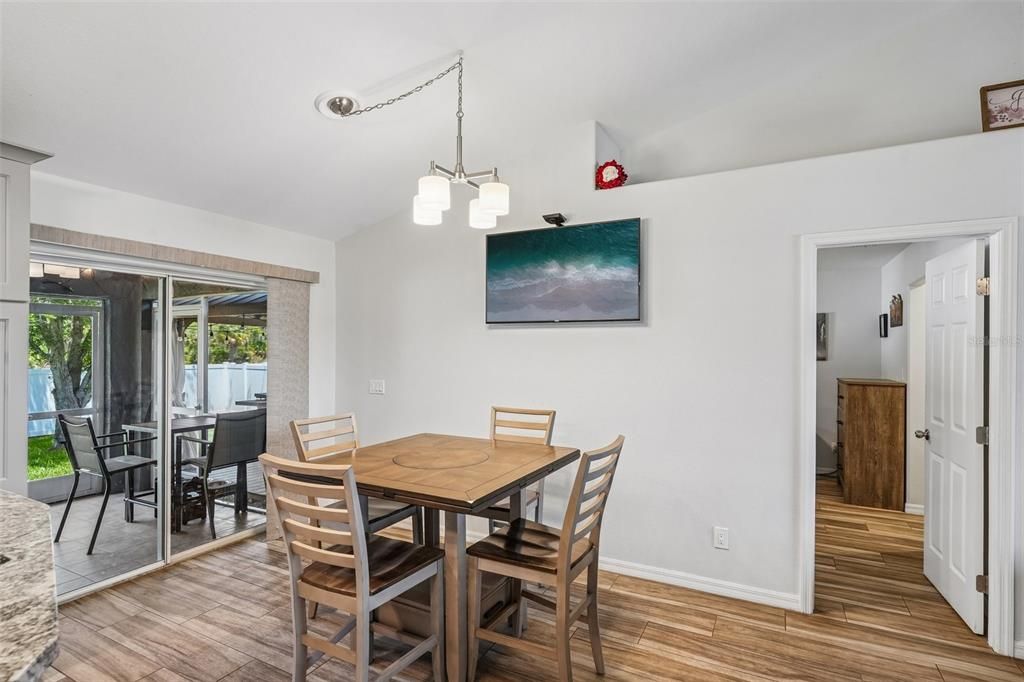 На продажу: $369,900 (4 спален, 2 ванн, 1712 Квадратных фут)